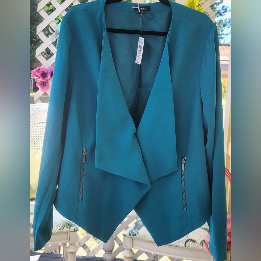 😎 Torrid Asymmetrical Blazer